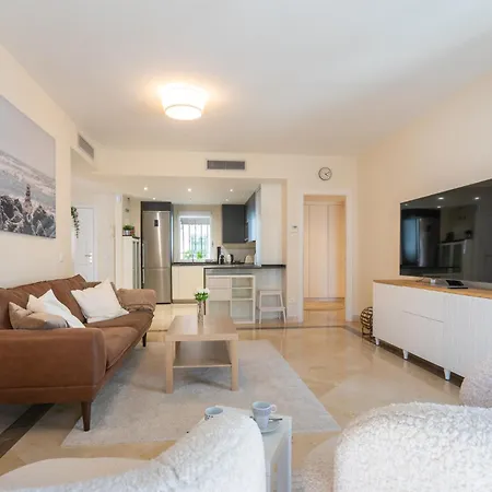 Elegant Marbella Apartment, 5-Pool Oasis, Sunlit Terrace, Garage Estepona Buitenkant foto