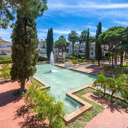 Elegant Marbella Apartment, 5-Pool Oasis, Sunlit Terrace, Garage Estepona Buitenkant foto