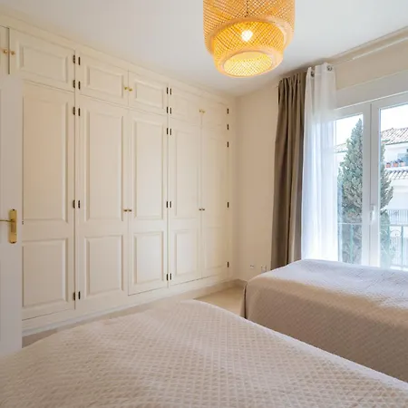 Elegant Marbella Apartment, 5-Pool Oasis, Sunlit Terrace, Garage Estepona Buitenkant foto