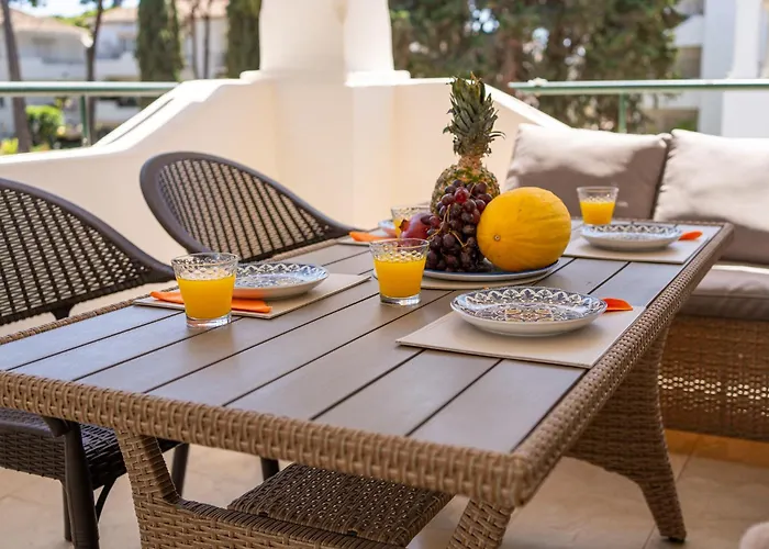 Elegant Marbella Apartment, 5-Pool Oasis, Sunlit Terrace, Garage