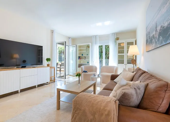 Elegant Marbella Apartment, 5-Pool Oasis, Sunlit Terrace, Garage