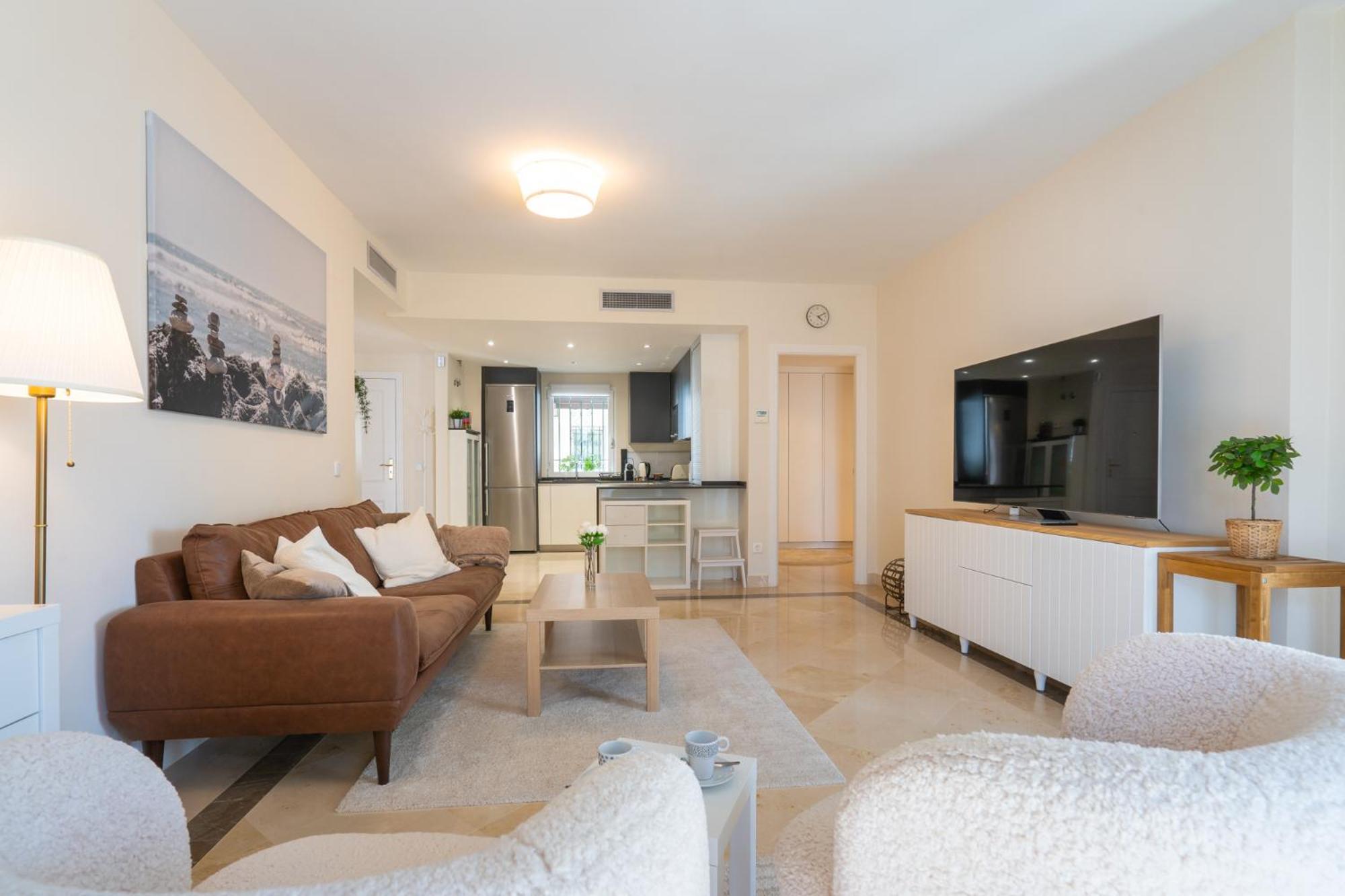 Elegant Marbella Apartment, 5-pool Oasis, Sunlit Terrace, Garage Apartamento Estepona