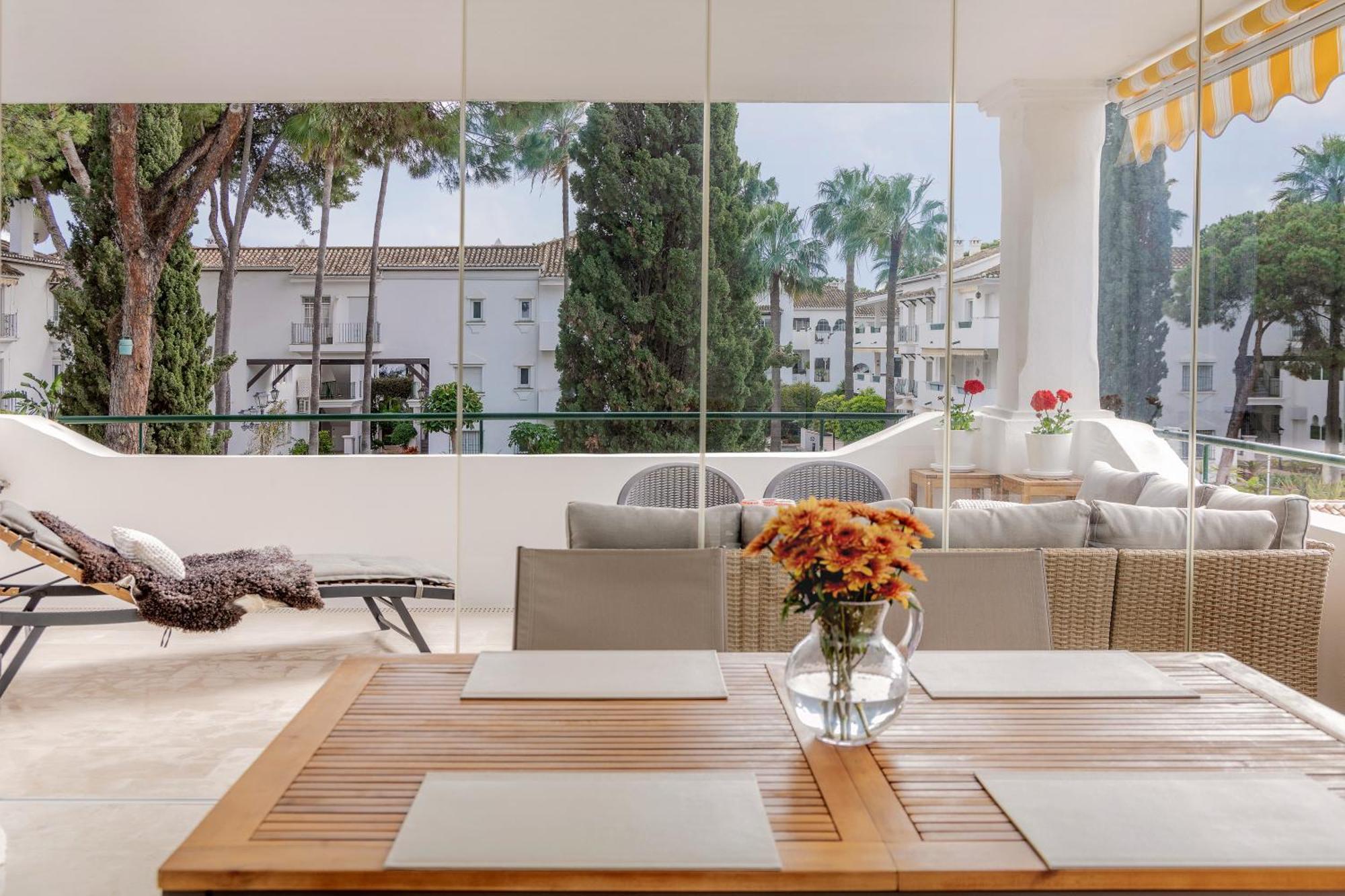 Apartamento Elegant Marbella Apartment, 5-pool Oasis, Sunlit Terrace, Garage