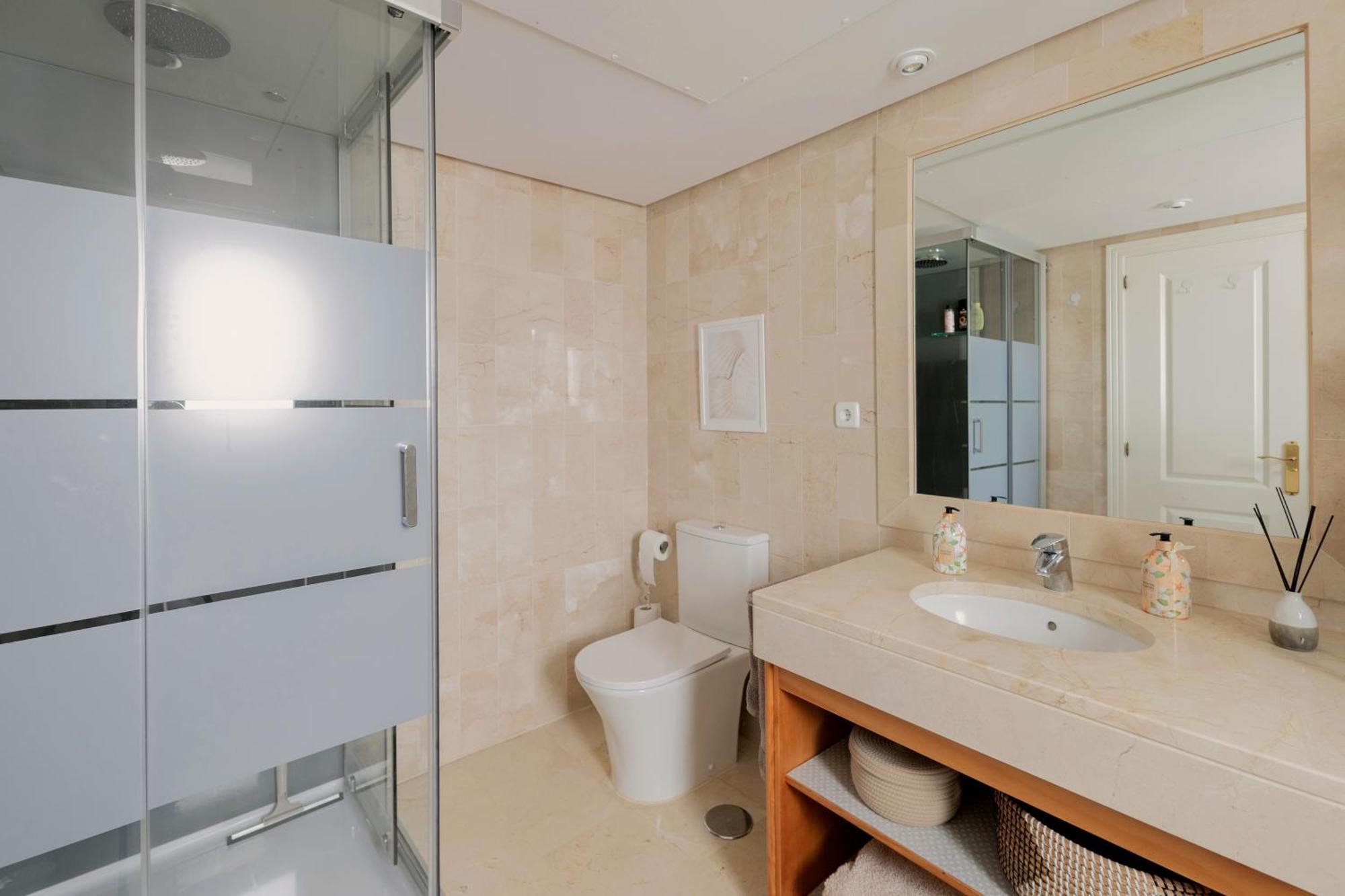 Apartamento Elegant Marbella Apartment, 5-pool Oasis, Sunlit Terrace, Garage