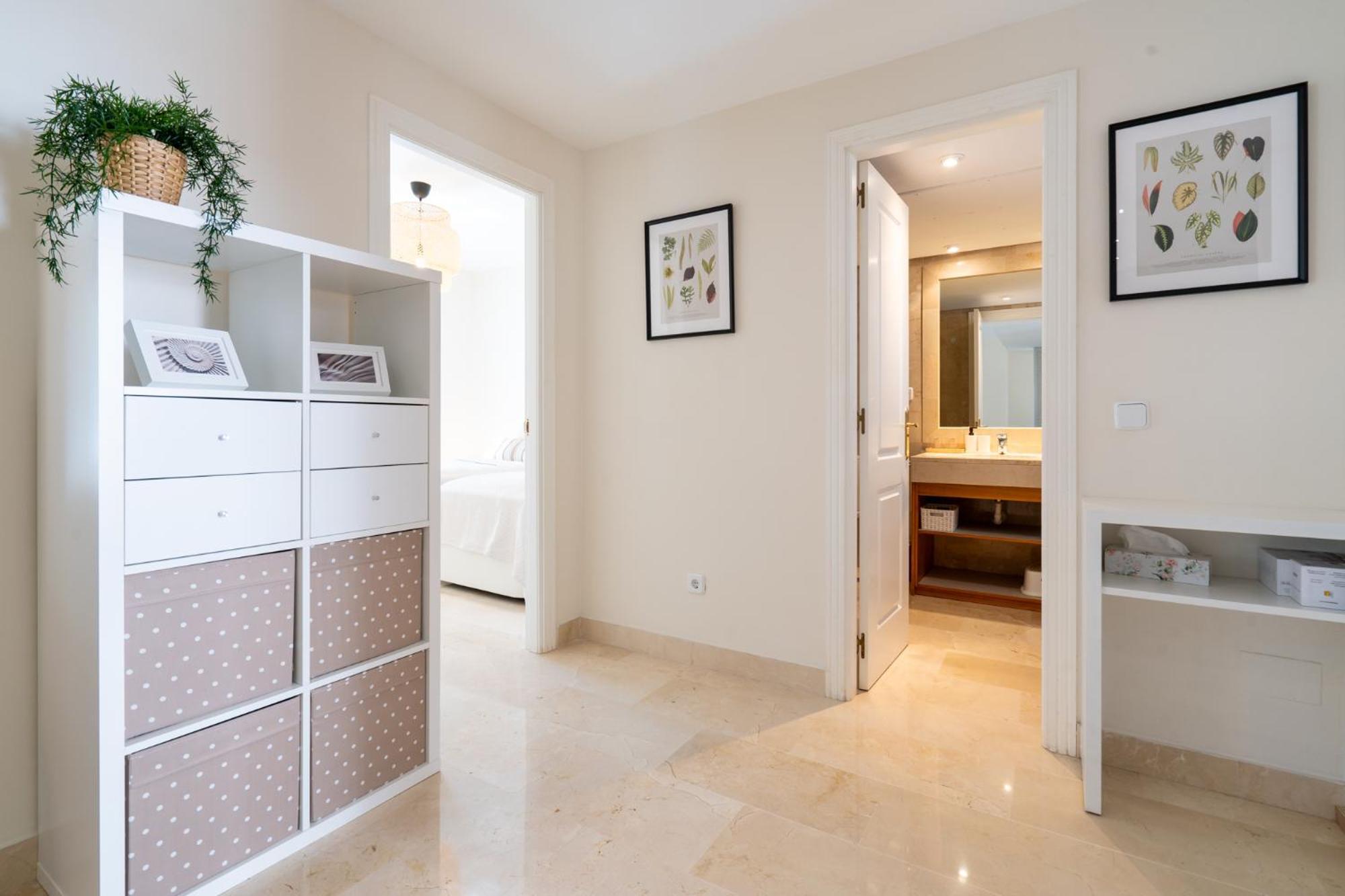 Elegant Marbella Apartment, 5-pool Oasis, Sunlit Terrace, Garage * Estepona