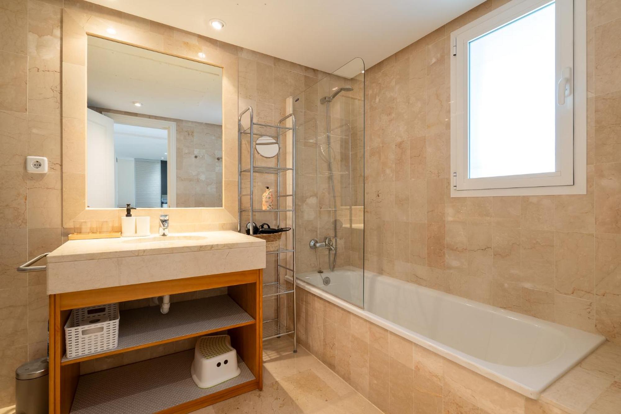 Apartamento Elegant Marbella Apartment, 5-pool Oasis, Sunlit Terrace, Garage