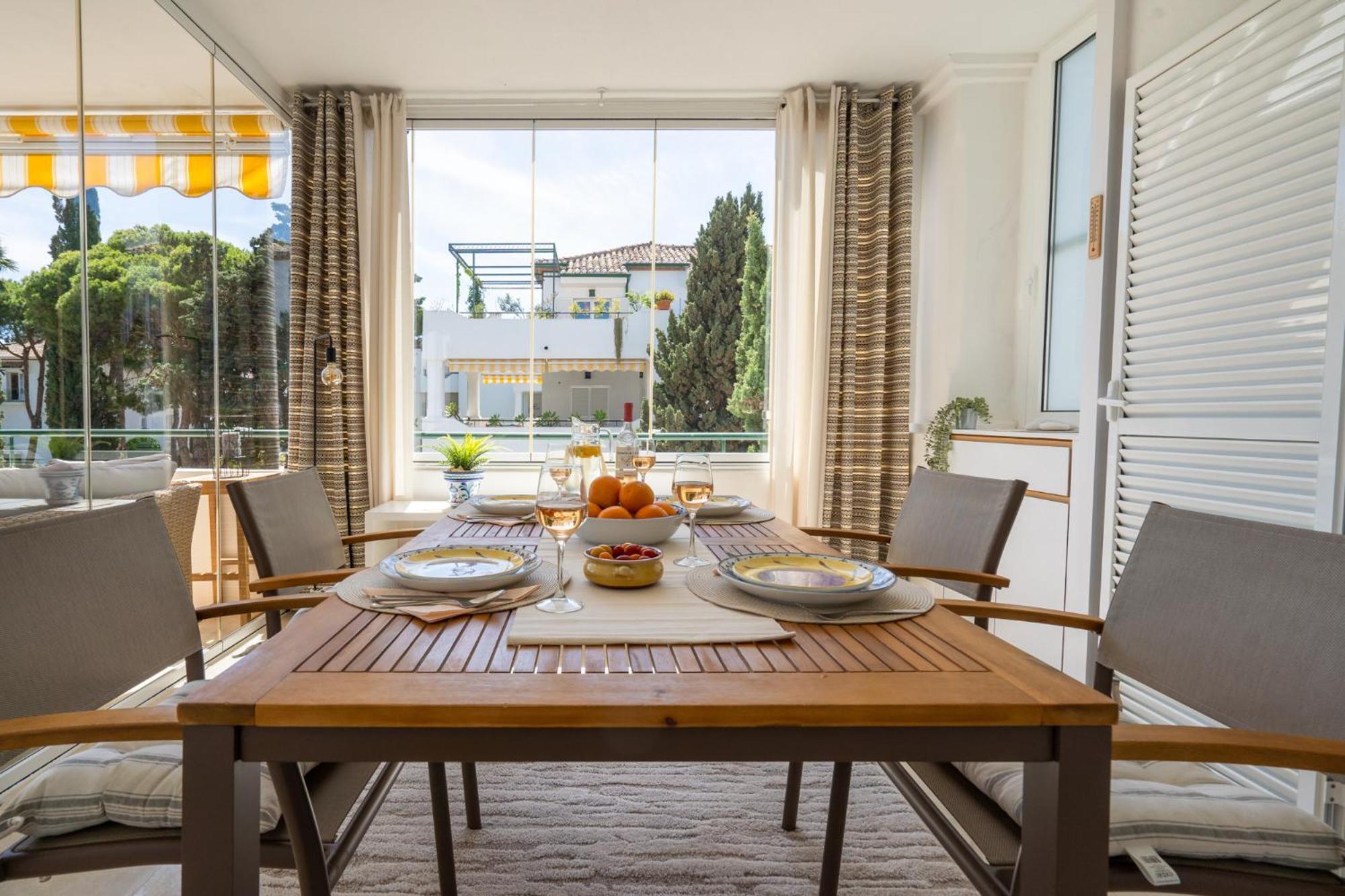 Apartamento Elegant Marbella Apartment, 5-pool Oasis, Sunlit Terrace, Garage *