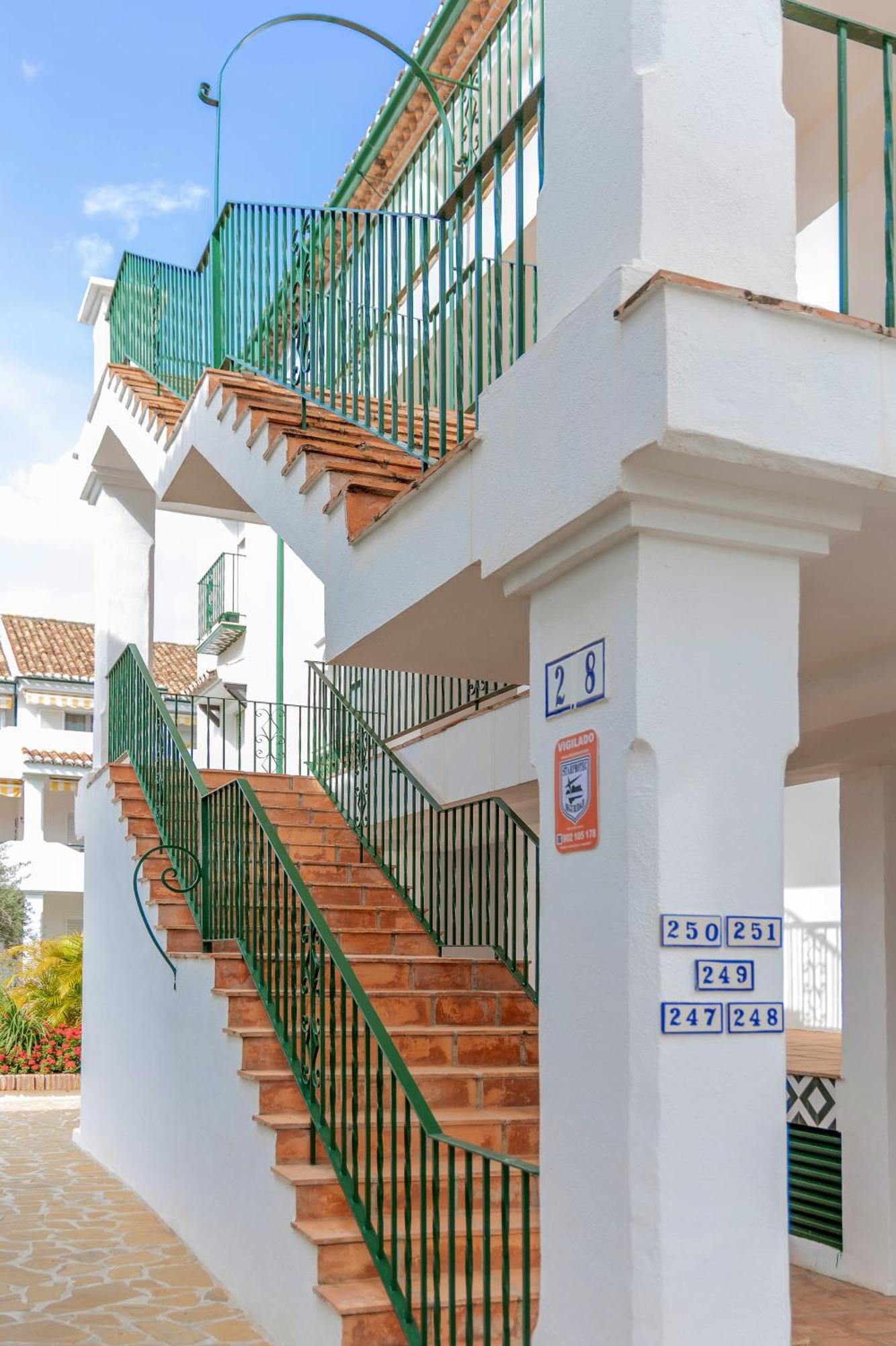 Elegant Marbella Apartment, 5-pool Oasis, Sunlit Terrace, Garage Apartamento Estepona