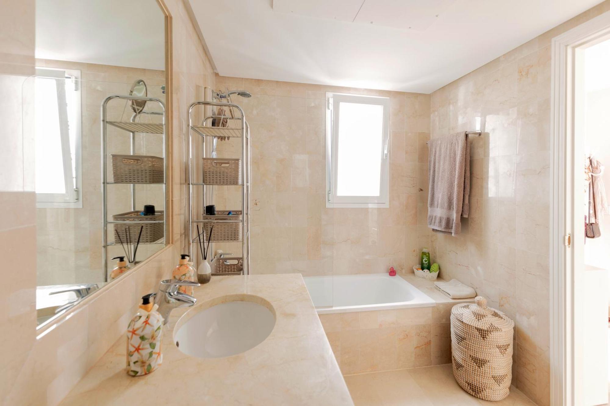 Apartamento Elegant Marbella Apartment, 5-pool Oasis, Sunlit Terrace, Garage