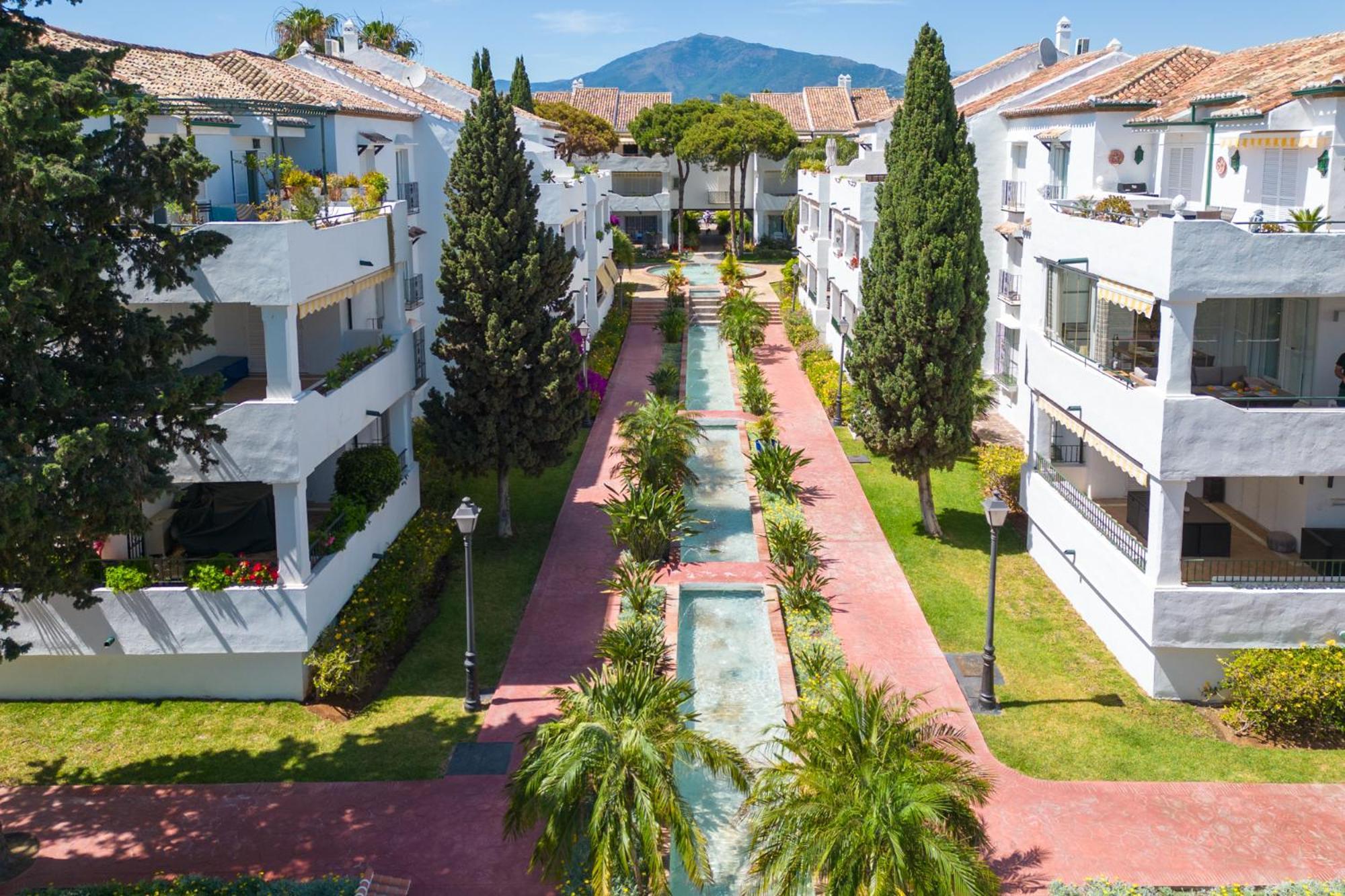Elegant Marbella Apartment, 5-pool Oasis, Sunlit Terrace, Garage Apartamento *
