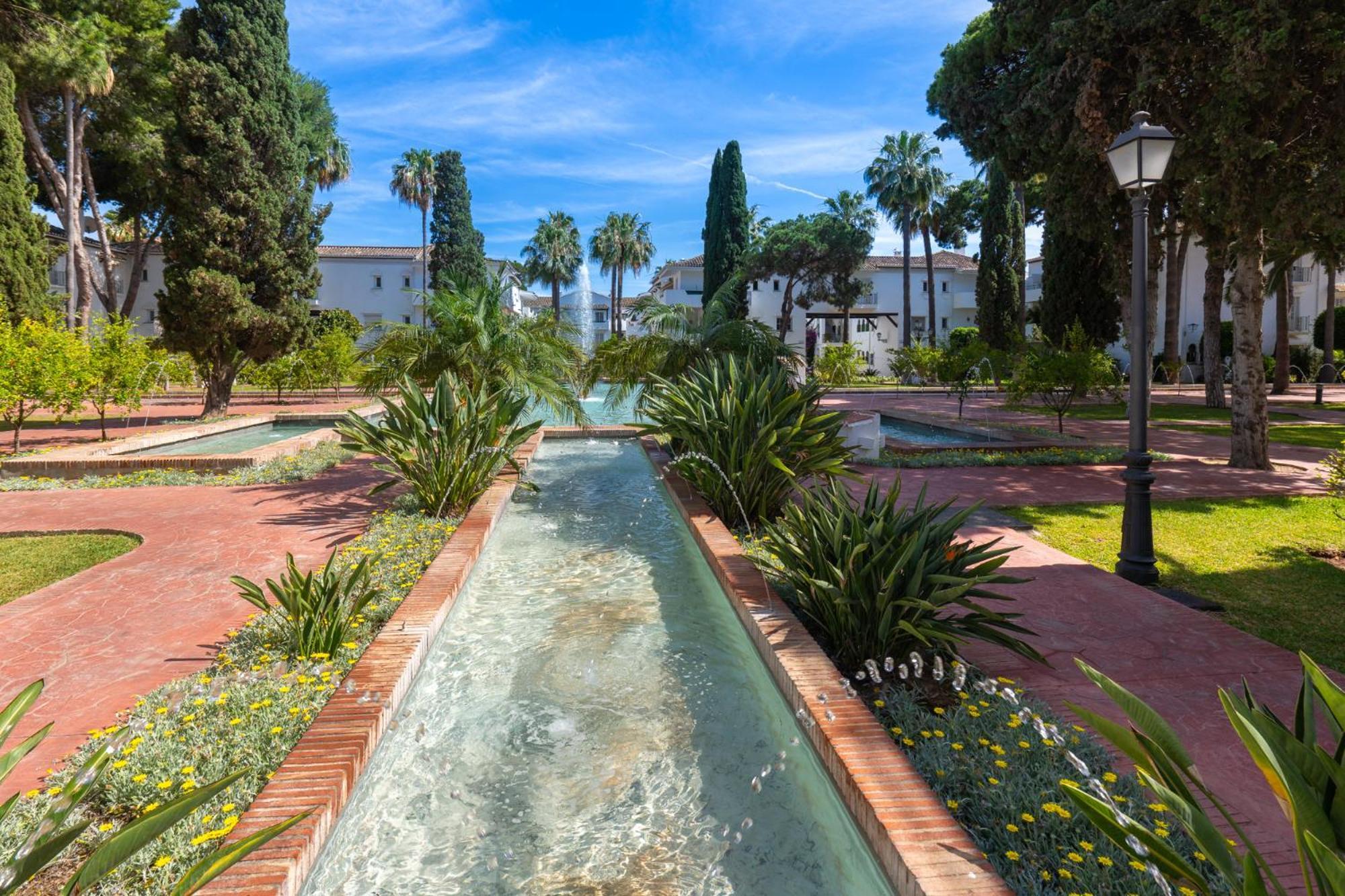 Elegant Marbella Apartment, 5-pool Oasis, Sunlit Terrace, Garage Apartamento Estepona